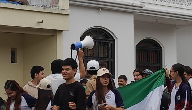 Comunidad educativa del colegio Alfonso López Pumarejo adelantan una jornada de protesta por la demolición de un colegio para construir un hospital.