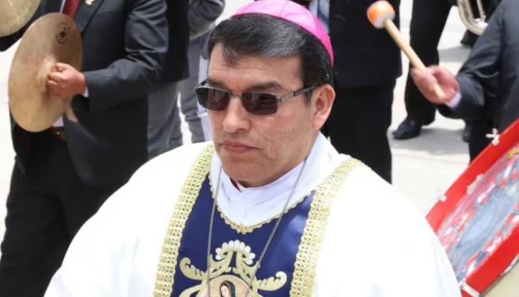 Renuncia obispo
