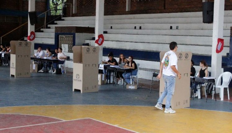 En horas de la tarde los jóvenes se animaron a salir en mayor número a los puestos de votación./Foto Stefany Peñaloza