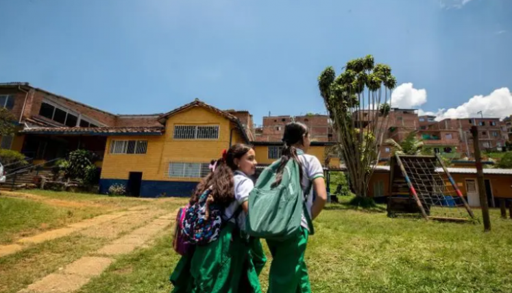 colegios inicien clases a las 7