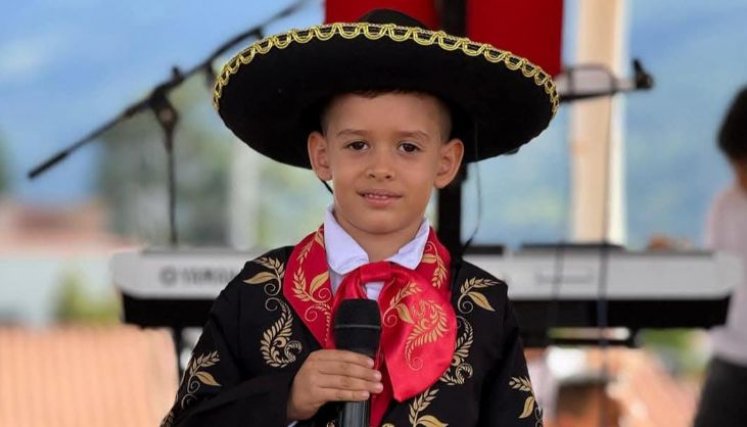 A sus seis años, Erick Cárdenas mantiene viva la pasión por la carranga, las rancheras y los ritmos tradicionales.