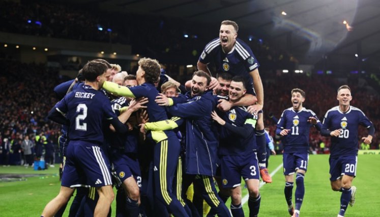 Escocia sorprendió a Dinamarca y retornará a un Mundial después de tres décadas, tras imponerse un un partido emocionante.