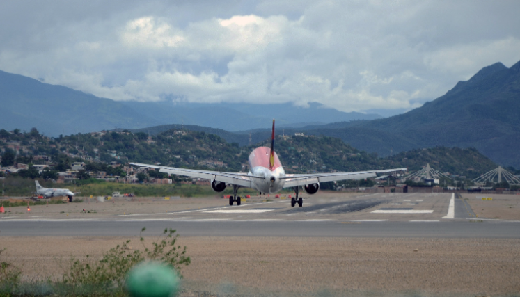 Avión despega del Aeropuerto Internacional Camilo Daza. 
