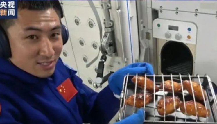 Astronautas chinos hicieron asado en el espacio