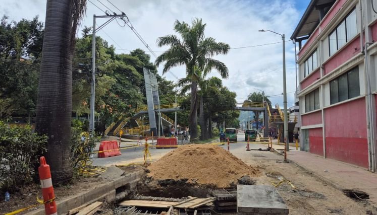 Una polémica ha suscitado la instalación de un semáforo sobre la avenida Francisco Fernández de Contreras.