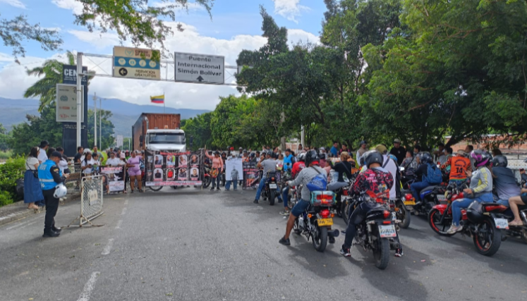 Familias de colombianos detenidos en Venezuela bloquearon puente en La Parada.