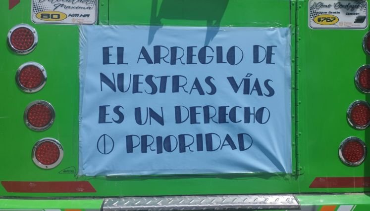 Campesinos y transportadores bloquean la carretera hacia La Playa de Belén debido a las pésimas condiciones de la arteria vial.