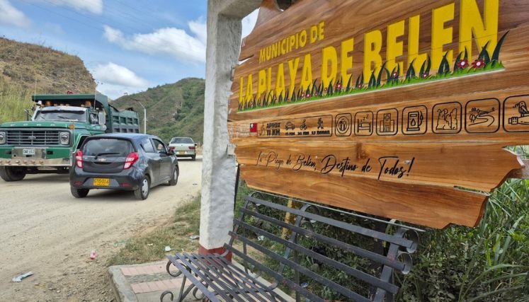 Campesinos y transportadores bloquean la carretera hacia La Playa de Belén debido a las pésimas condiciones de la arteria vial.