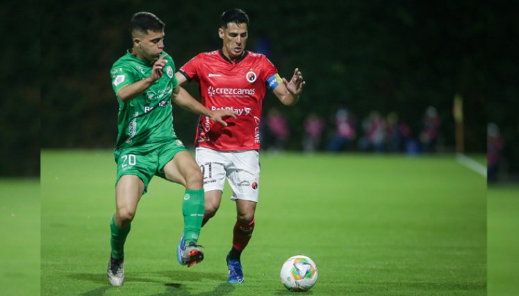 Juegan en el Estadio Metropolitano de Techo en Bogotá 