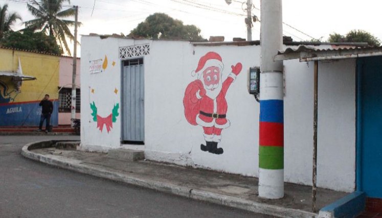 Cada año los vecinos de Kilómetro 9 reúnen fondos para decorar las cuadras.