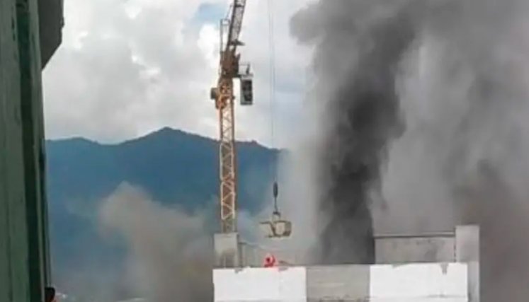 Rescate de película: con una grúa salvaron a obrero atrapado en un incendio en Caldas