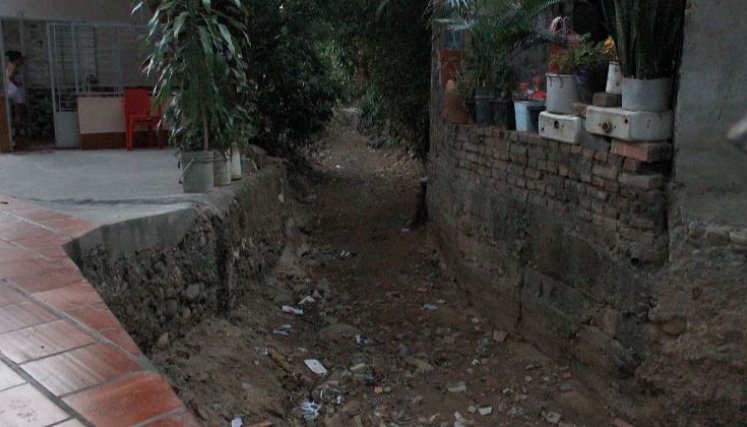 Canal de aguas lluvias en Km 9 se desborda siempre que hay lluvias