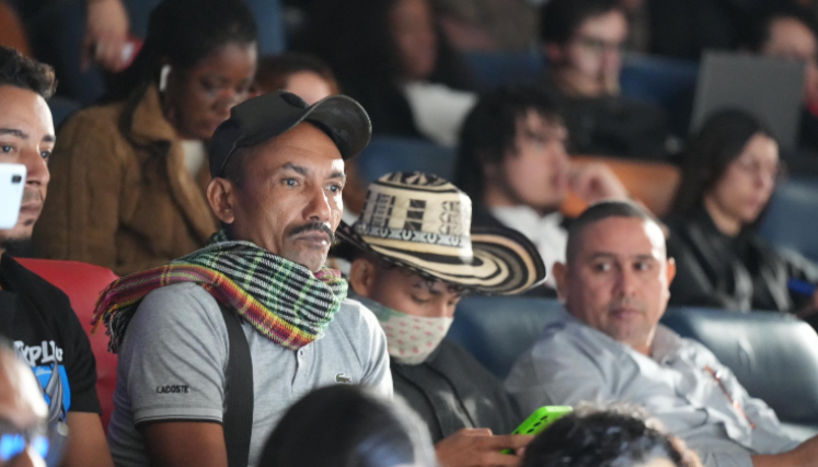 Firmantes de paz en acto conmemorativo de la firma del Acuerdo de Paz. 