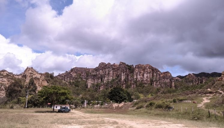 Campesinos y transportadores bloquean la carretera hacia La Playa de Belén debido a las pésimas condiciones de la arteria vial.