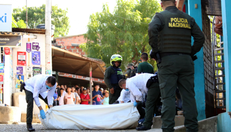 Funcionarios de medicina legal hacen levantamiento de cadaver en Cúcuta.