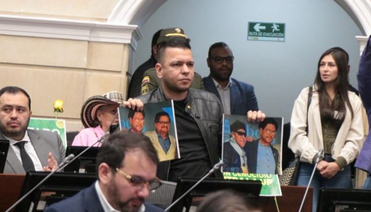 FUERTE PELEA DEL SENADOR JP Y EL URIBISMO CONTRA IVÁN CEPEDA EN PLENARIA