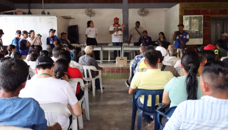 Comisión de verificación se reunió con los habitantes que quedan en territorio.