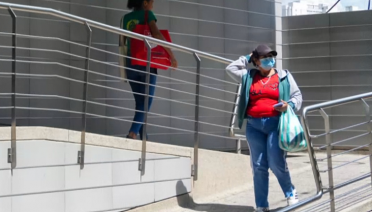 Pacientes salen del área de urgencias de la Clínica San José.
