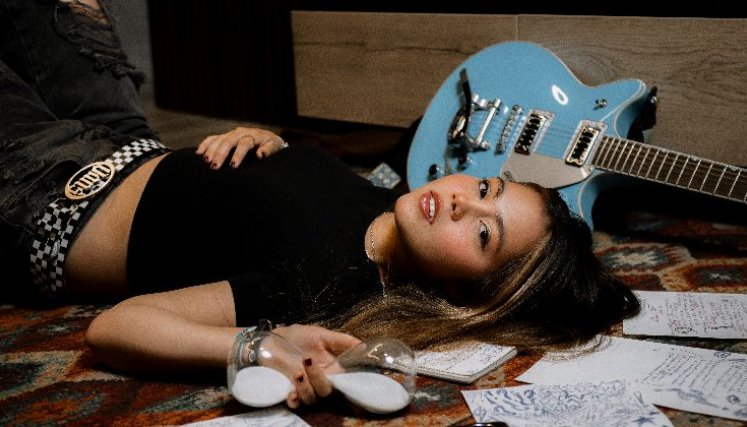 La cucuteña Andrea Gómez debuta en el pop rock con ‘Otra Vez Extraños’.