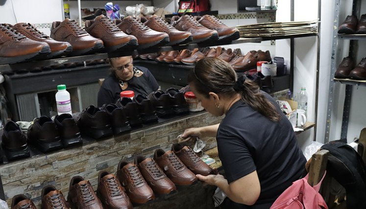 Calzado de la región. / FotoCarlos Ramírez-La Opinión