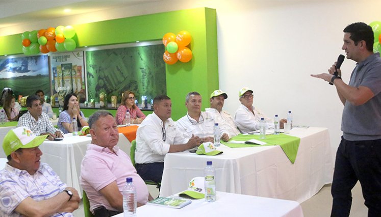 El CEO de Cerámica Italia, David Ararat, lideró una conferencia sobre el posicionamiento de marca a través de la innovación en productos. / Foto Carlos Ramírez-La Opinión