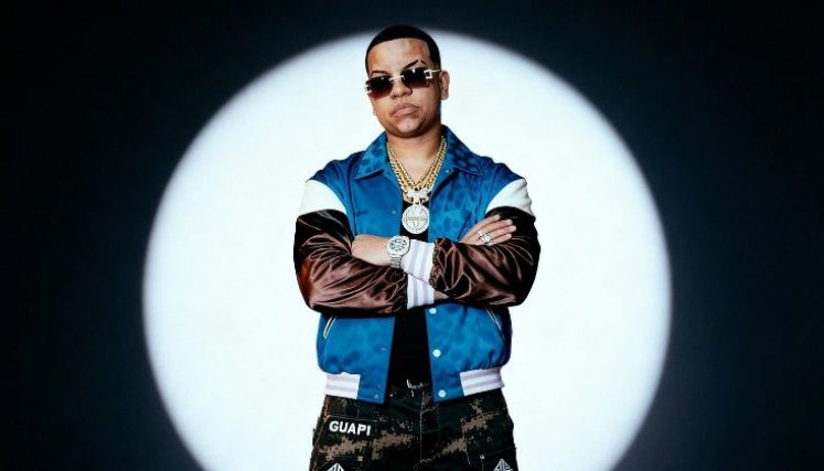 J Álvarez estrena ‘Bailando Así’, un reguetón futurista que mezcla sensualidad, energía y reinvención.