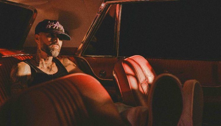 Mike Bahía canta al amor ausente en su nuevo sencillo.