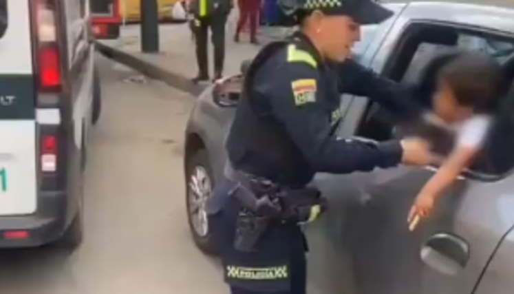 niño de 2 años abandonado en un carro