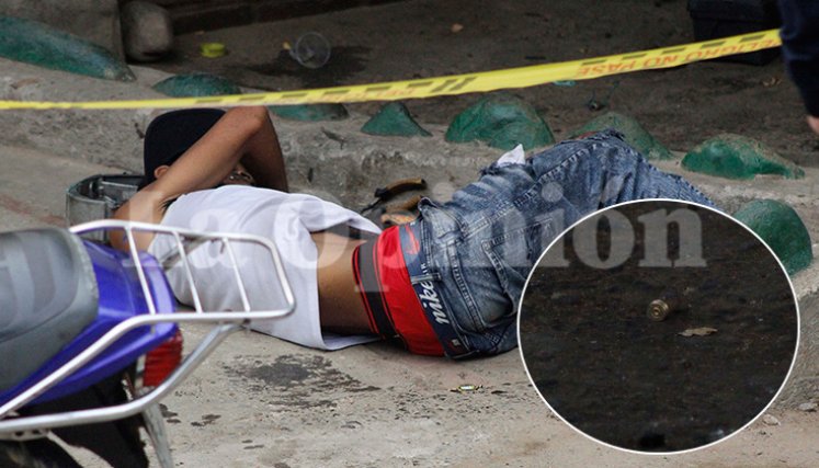 El cuerpo de Manuel Piña Chacón, de 35 años, quedó sobre la acera, cerca de una moto que arreglaba. / Foto: Stefany Peñaloza-La Opinión.