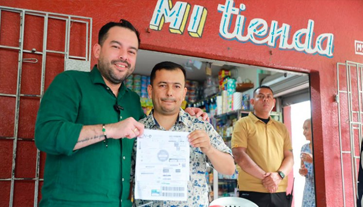Ministro de Minas y Energía, Edwin Palma, junto a un tendero. / Foto Cortesía