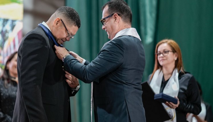 Rafael Sanín, gobernador (e) le entrega la condecoración José Eusebio Caro al rector de la Unipamplona, Ivaldo Torres Chávez/Foto prensa Gobernación-Juan Pablo Bayona