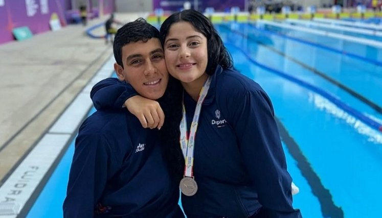 La nadadora Karoll Giser Díaz se lución con el relevo de Colombia 4x50 estilo en Asunción Paraguay, en los Juegos Escolares.