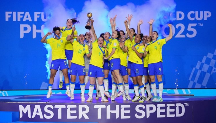 La selección brasileña futsal se convirtió en la primera campeona mundial de futsal femenino.