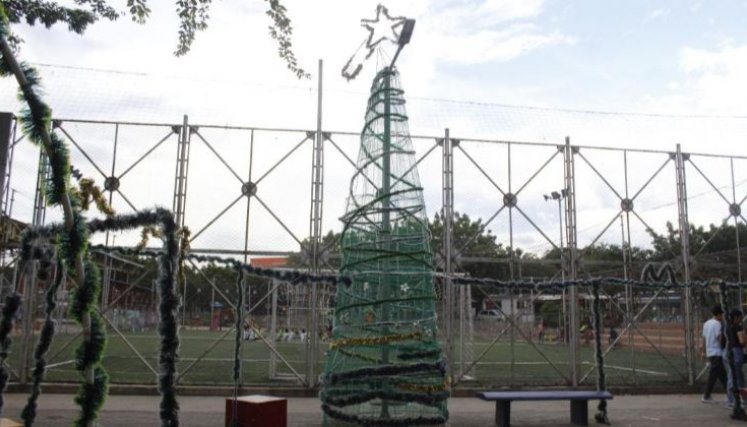 Arbol elaborado con material reciclable en el barrio Buenos Aires