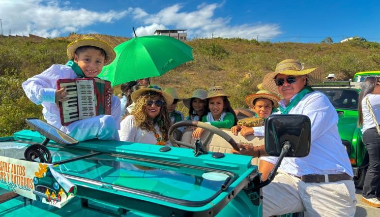 Una verdadera fiesta automotriz se vive durante el desfile de carros antiguos en Ocaña.