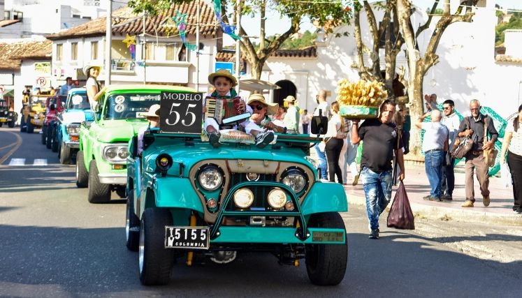 Una verdadera fiesta automotriz se vive durante el desfile de carros antiguos en Ocaña.