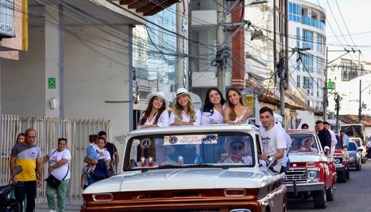 Una verdadera fiesta automotriz se vive durante el desfile de carros antiguos en Ocaña.