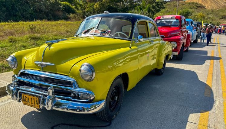 Una verdadera fiesta automotriz se vive durante el desfile de carros antiguos en Ocaña.
