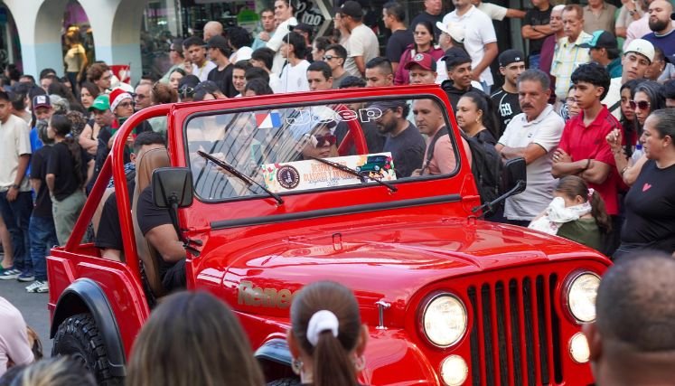 Una verdadera fiesta automotriz se vive durante el desfile de carros antiguos en Ocaña.