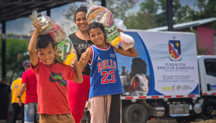 Niños cargan bolsa de mercado entregado por Banco de Alimentos de Cúcuta.