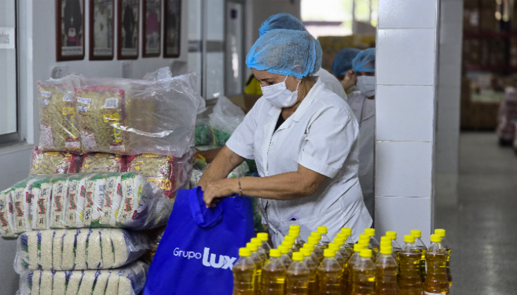 Mujer acopia productos en el Banco de Alimentos de Cúcuta. 