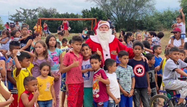 Cada navidad Miguel visita barrios como Antonia Santos, Alfonso López y Ciudad Rodeo