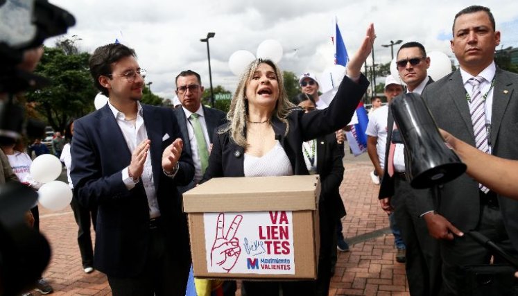 ENTREGA DE FIRMAS DE VICKY DAVILA / COLPRENSA 