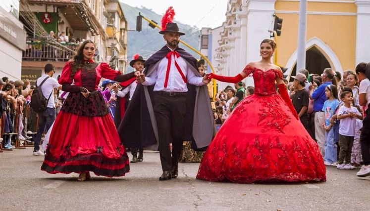 Kilómetros de cultura recorren los artistas de Ocaña durante el Desfile cultural de los Genitores.