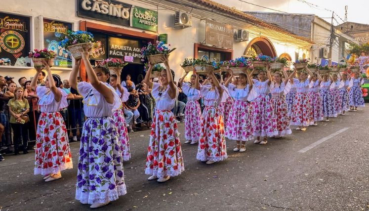 Kilómetros de cultura recorren los artistas de Ocaña durante el Desfile cultural de los Genitores.