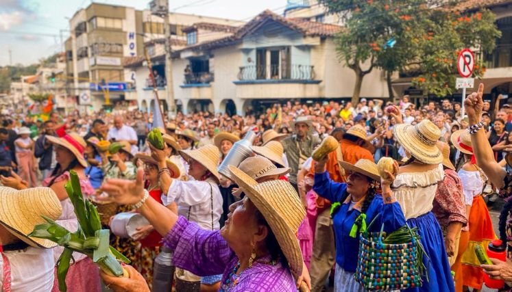 Kilómetros de cultura recorren los artistas de Ocaña durante el Desfile cultural de los Genitores.