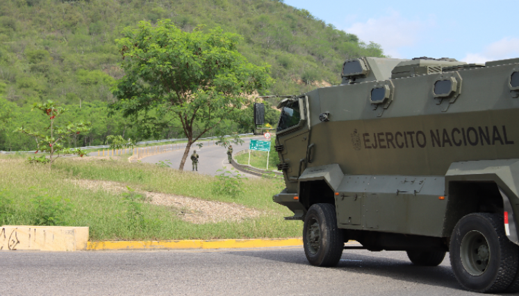 Ejército desactivó artefactos explosivos dejados en la vía. 