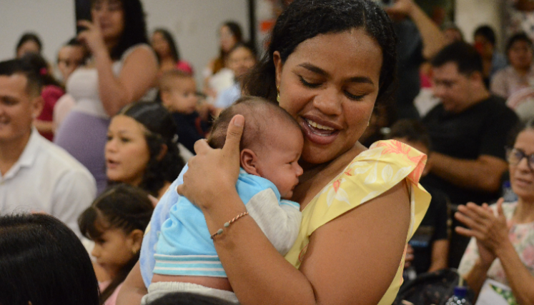 Madre lactante participante en el curso Nacer y Crecer Con Sentido.