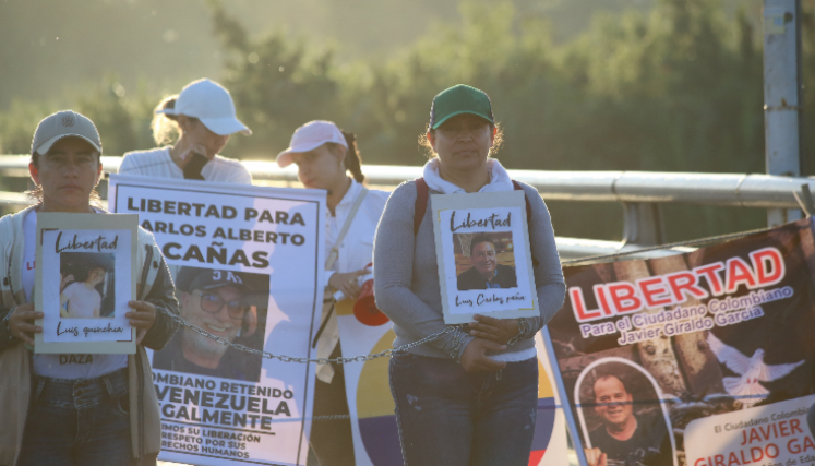 Familiares de colombianos presos en Venezuela protestaron de nuevo en el Simón Bolívar.