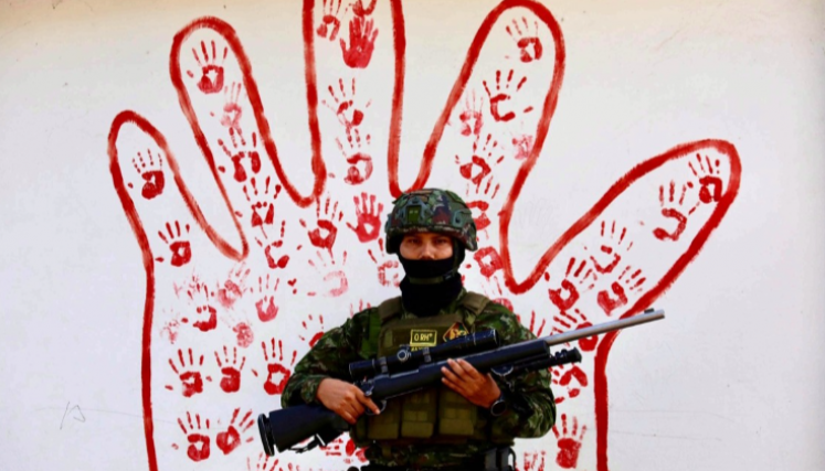 Soldado del Ejército empuña un fusil en el Catatumbo. 